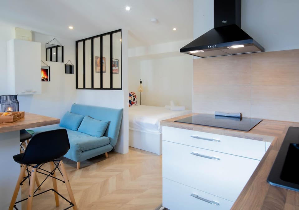 Kitchen or kitchenette, Living room, Seating area, Dining area