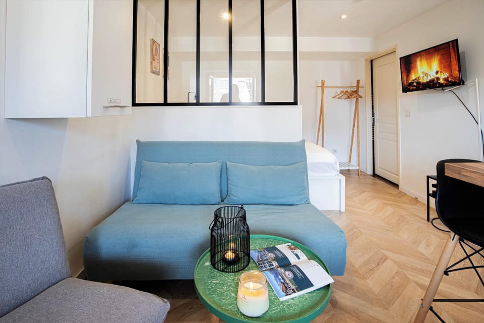 TV and multimedia, Living room, Food and drinks, Seating area, Dining area, Drinks