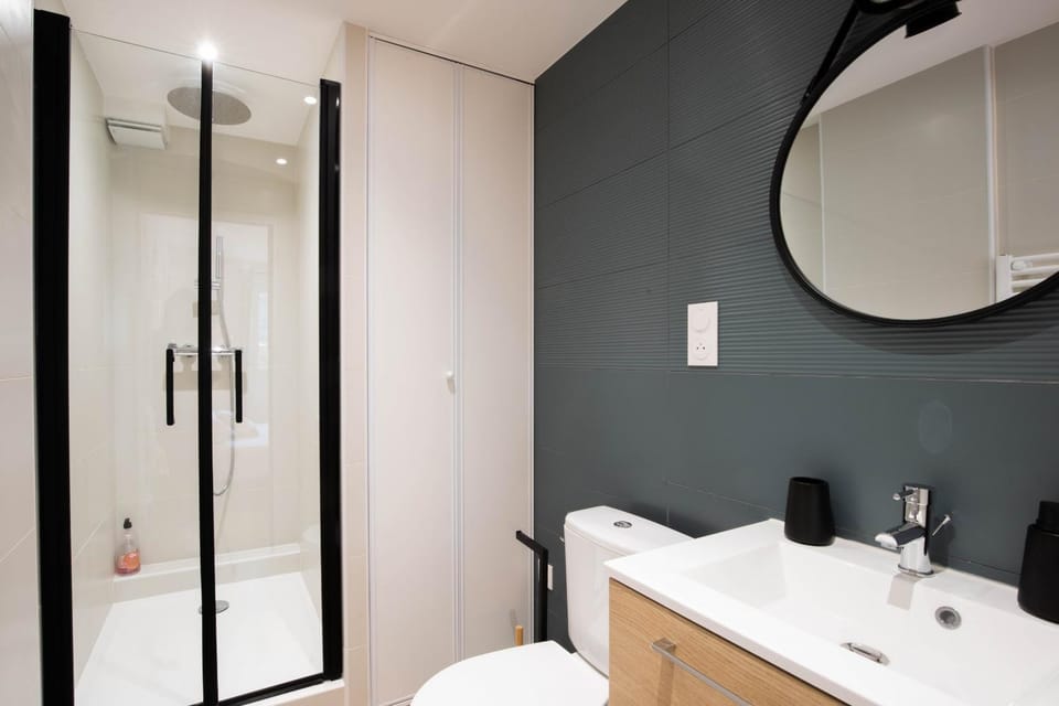 Shower, Toilet, Bathroom, towels
