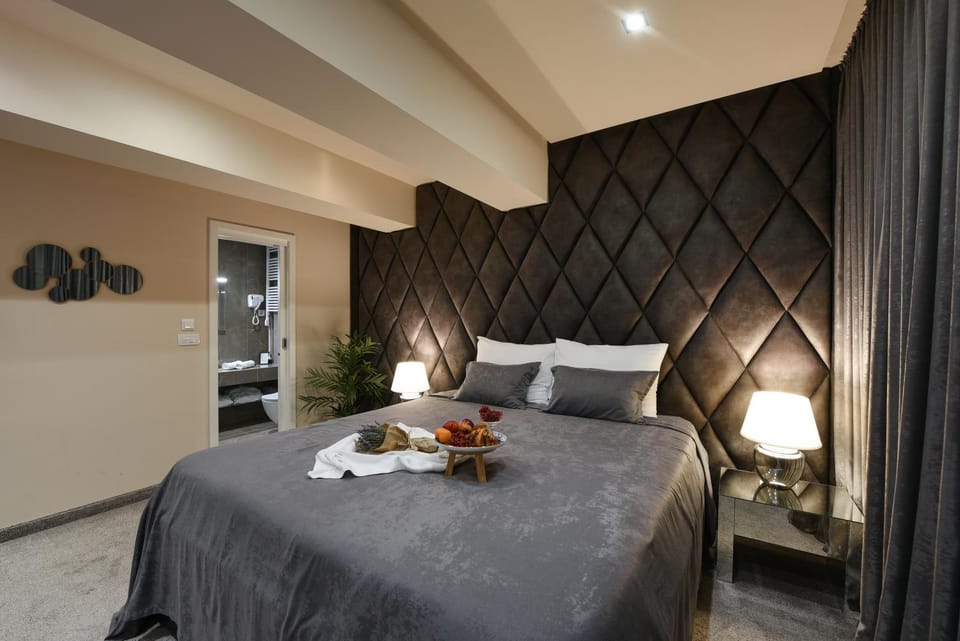Photo of the whole room, Bedroom, towels