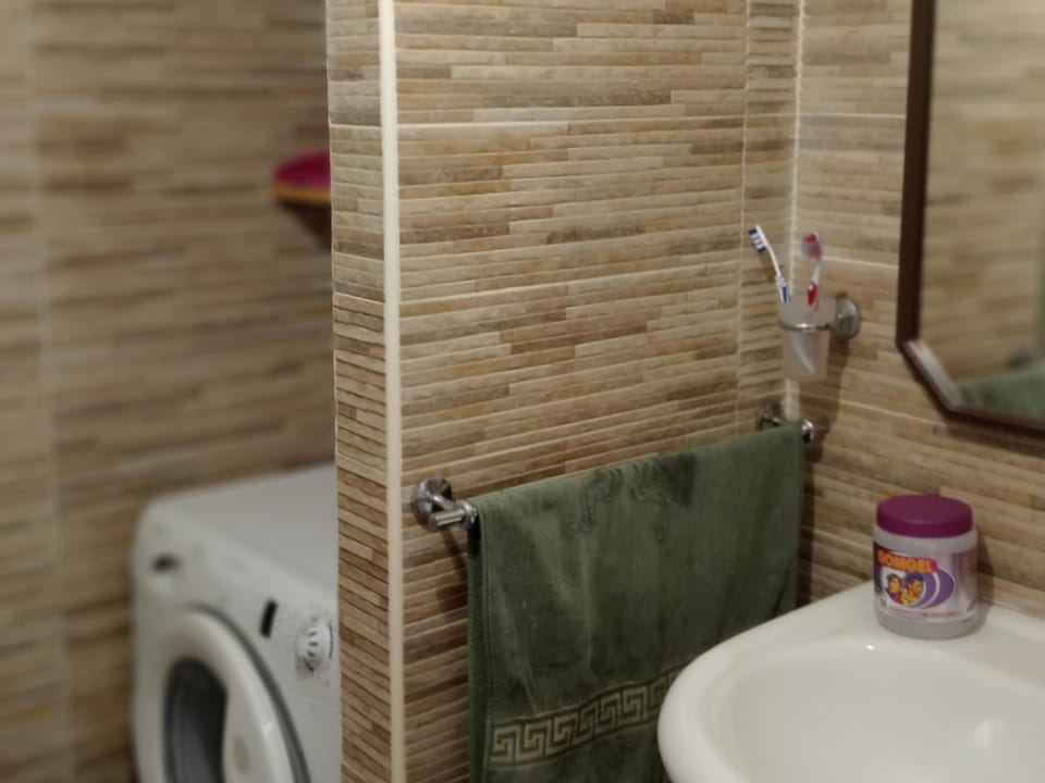 Toilet, Bathroom, towels, washing machine