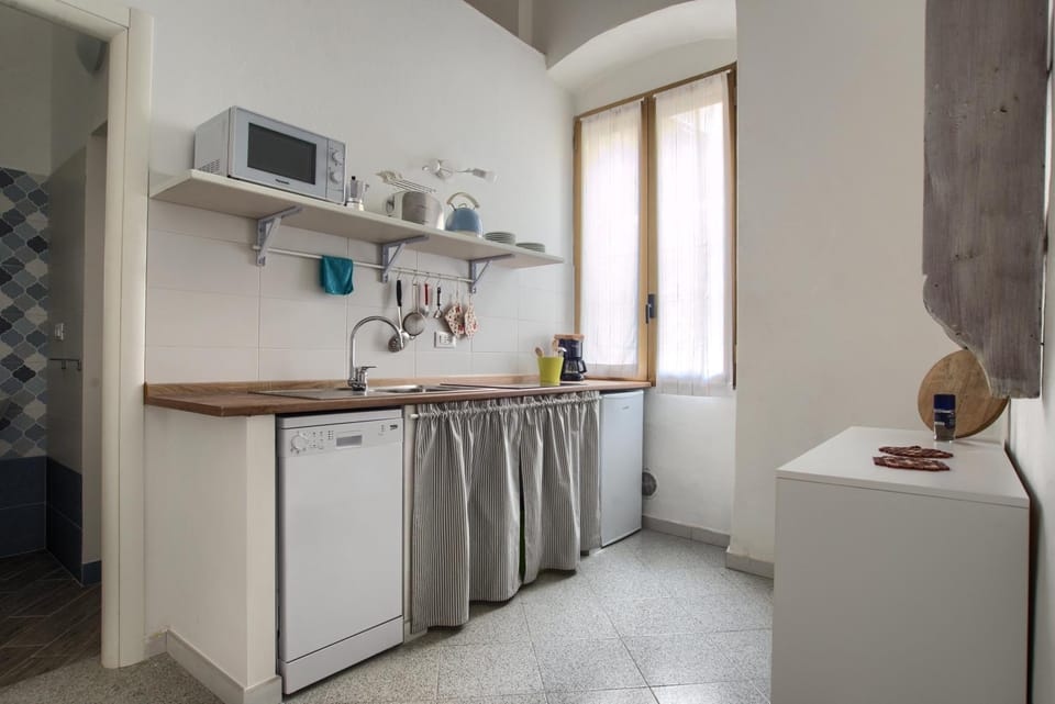 Kitchen or kitchenette, minibar, stove