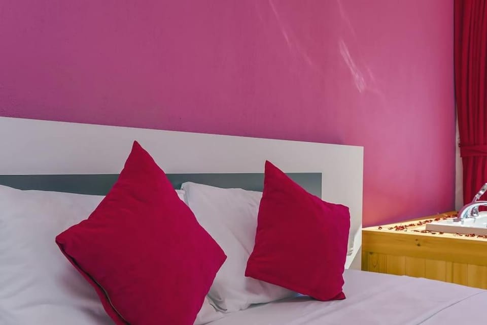 Bed, Hot Tub, Photo of the whole room, Bedroom