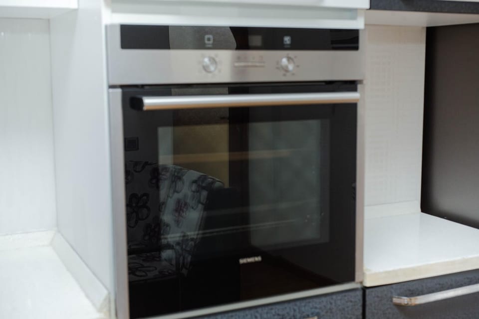 Kitchen or kitchenette, minibar