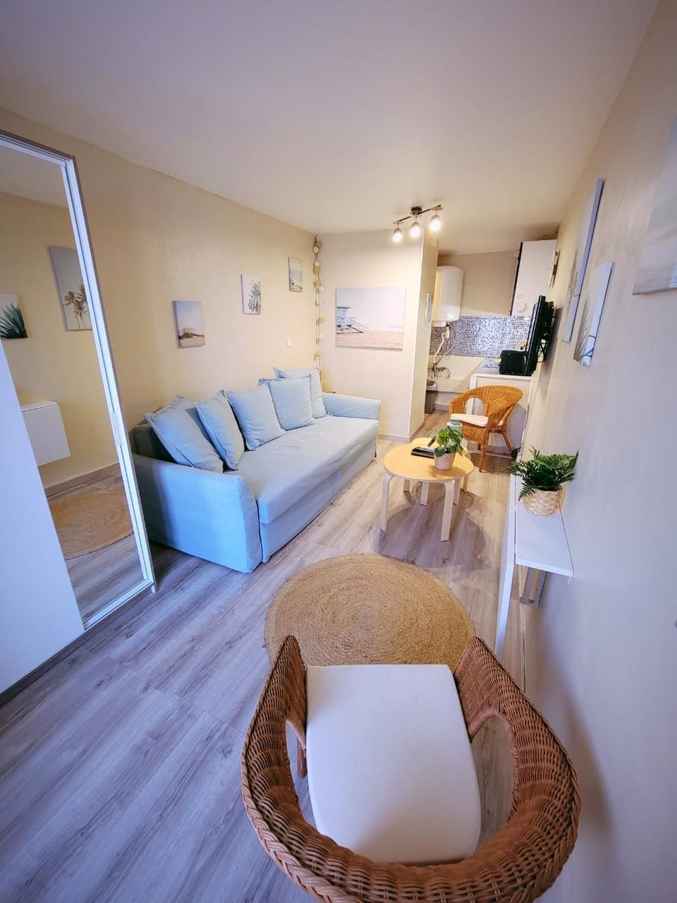 Bed, Living room, Seating area