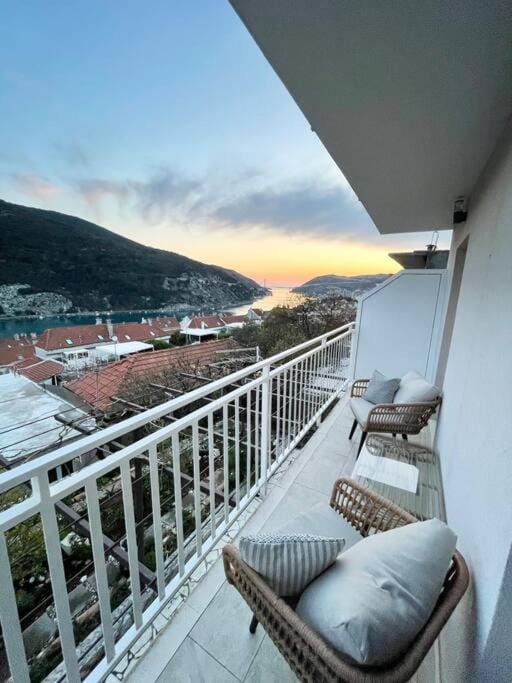 Beautiful apartment with balcony & sea view Apartment in Dubrovnik-Neretva County