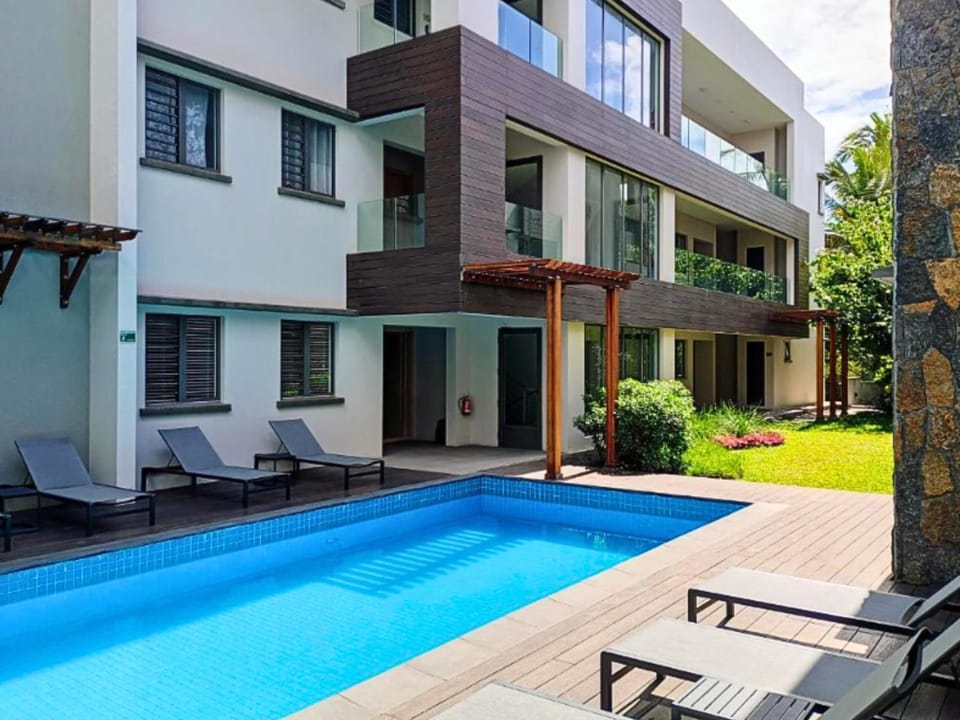 Shower, Garden view, Pool view, Swimming pool, sunbed