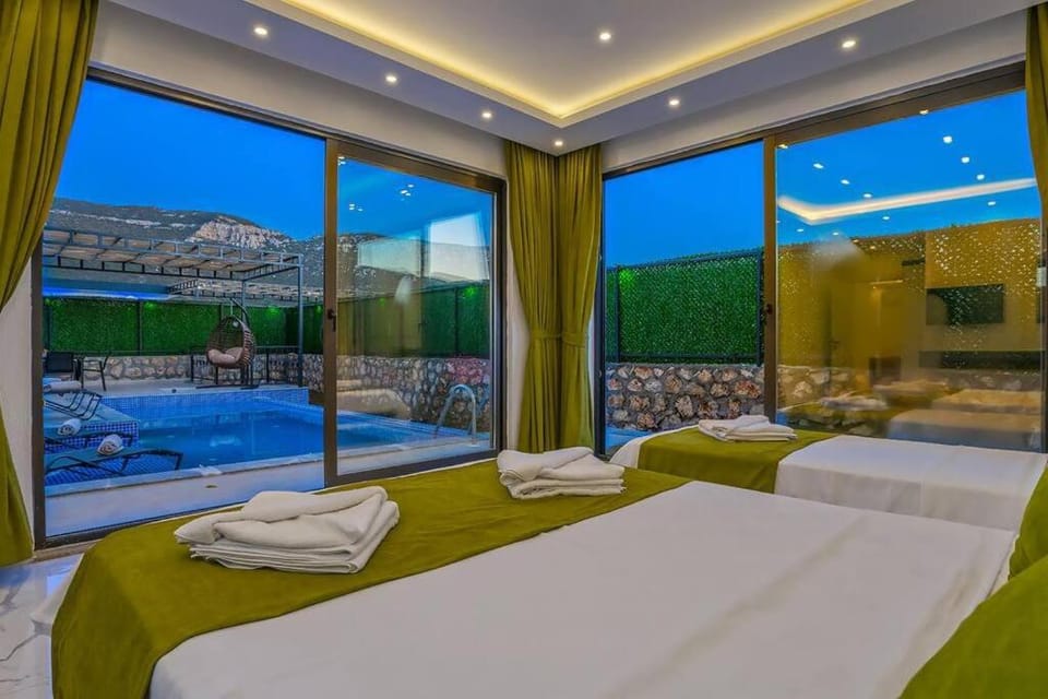 Bed, Photo of the whole room, Bedroom, Pool view, Swimming pool, sunbed, towels