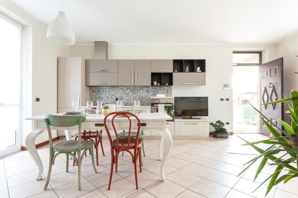 Kitchen or kitchenette, Dining area, stove