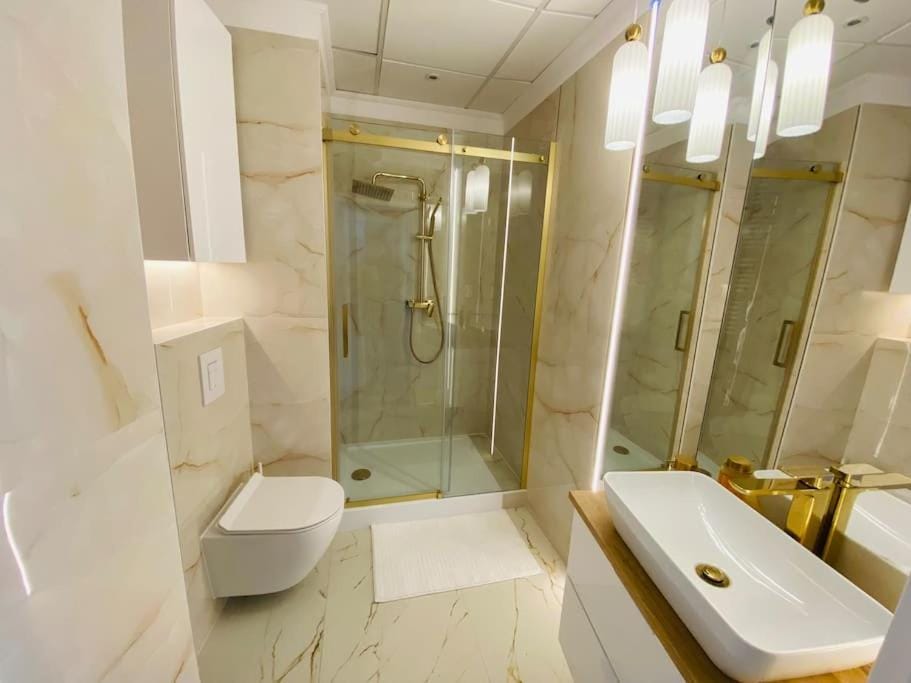 Shower, Toilet, Bathroom, towels