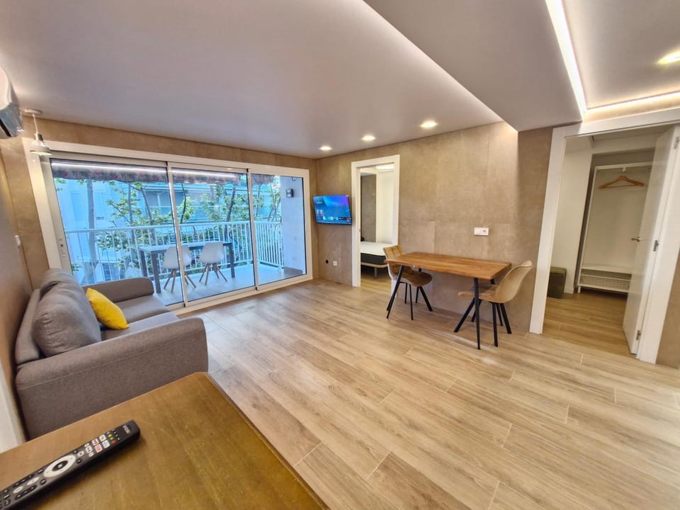 Salou centro piscina Gisamar reformado año 26 Apartment in Salou