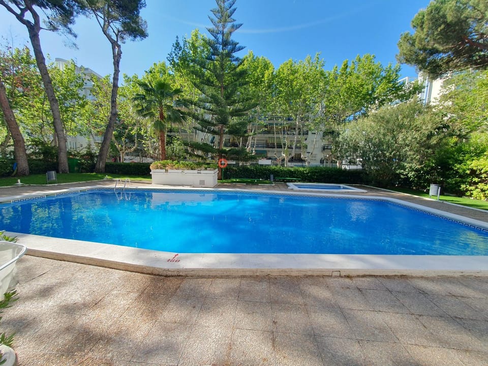 Salou centro piscina Gisamar reformado año 26 Apartment in Salou