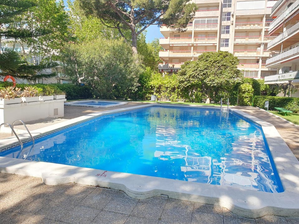 Salou centro piscina Gisamar reformado año 26 Apartment in Salou