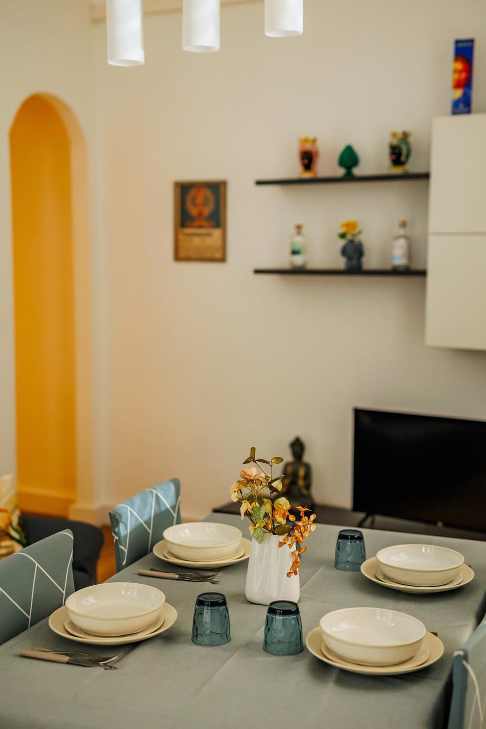 TV and multimedia, Living room, Food and drinks, Seating area, Dining area