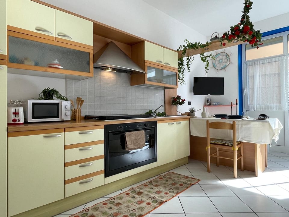 TV and multimedia, Kitchen or kitchenette, Dining area, minibar, toaster