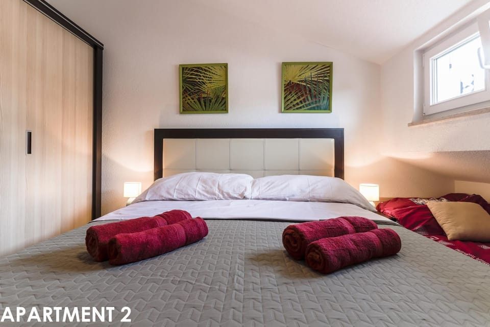 Bed, Bedroom, towels
