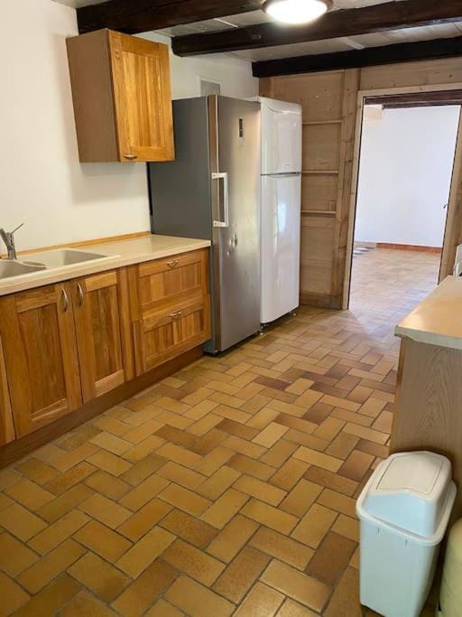 Kitchen or kitchenette, dishwasher, oven