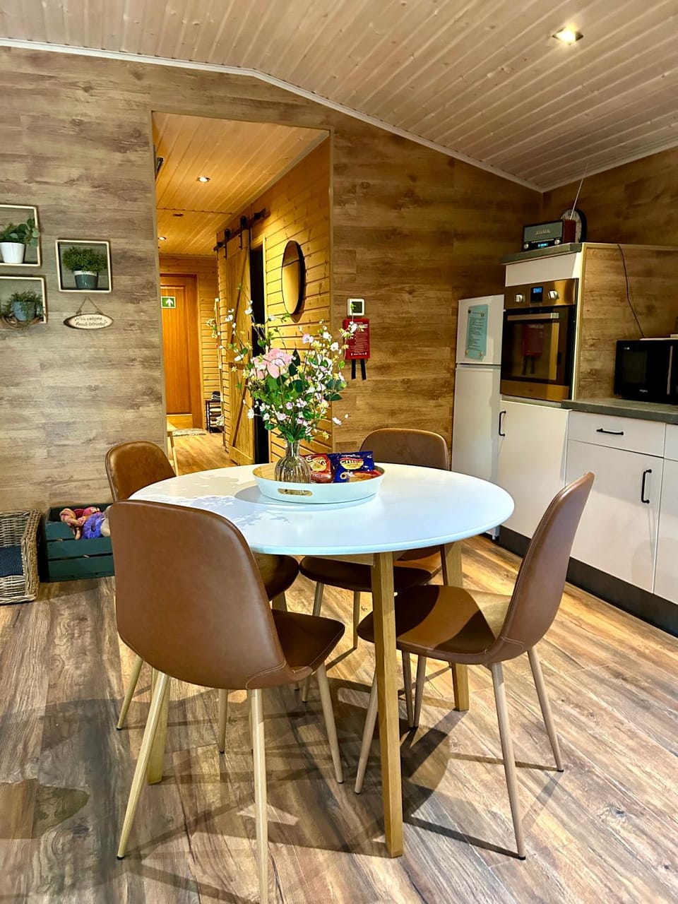 Dining area, kitchen