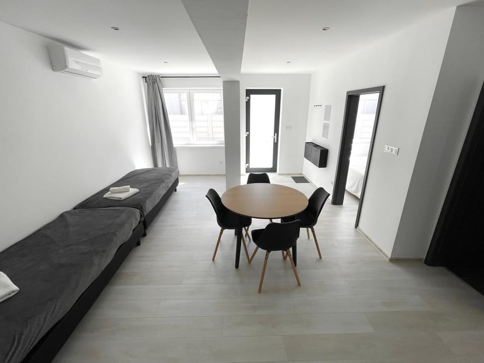 Bed, TV and multimedia, Living room, Photo of the whole room, Seating area, Dining area, Bedroom, air conditioner