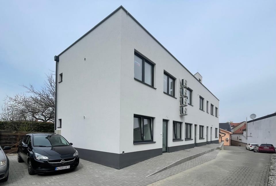 Property building, Day, Neighbourhood, Street view, Location, Parking