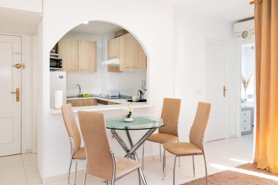 Kitchen or kitchenette, Dining area, minibar, stove
