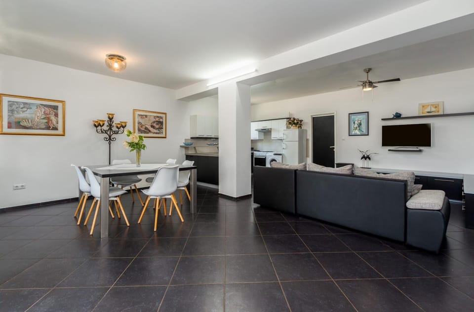 TV and multimedia, Kitchen or kitchenette, Seating area, Dining area