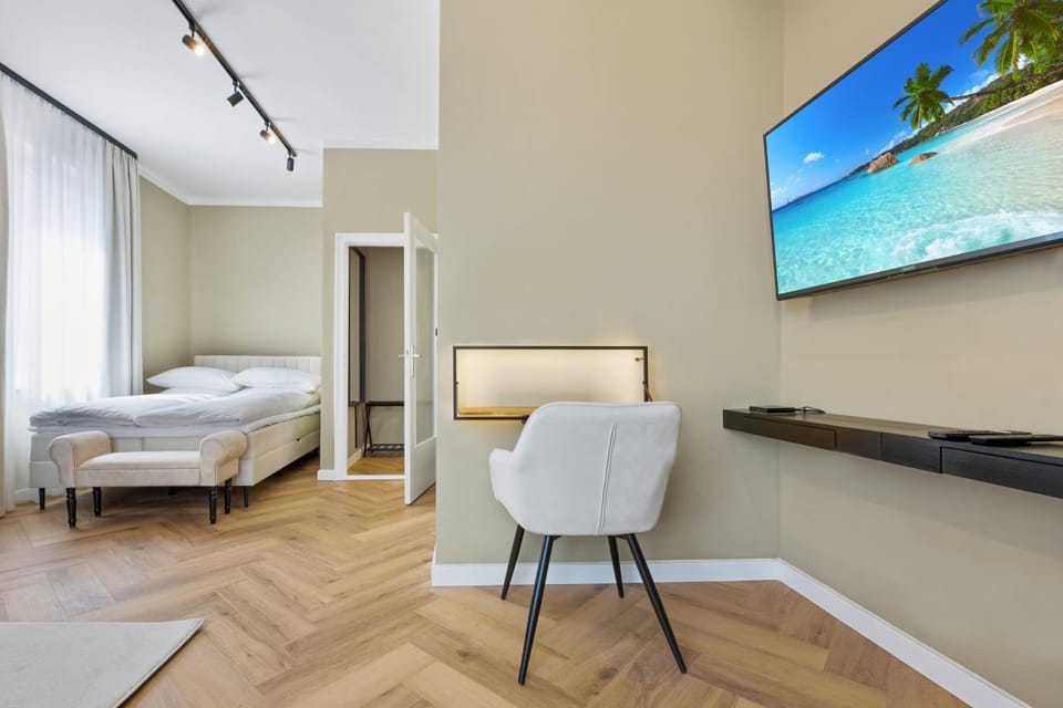 Communal lounge/ TV room, Bed, TV and multimedia, Photo of the whole room, Bedroom