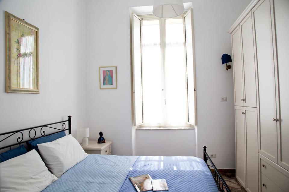 Tu Casa: Picturesque Guest House Napoli Apartment in Naples