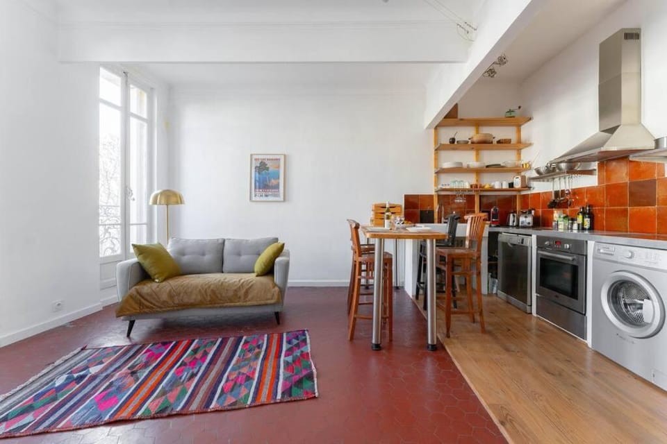 Superbe appart, central, petit balcon & vue Place Apartment in Marseille