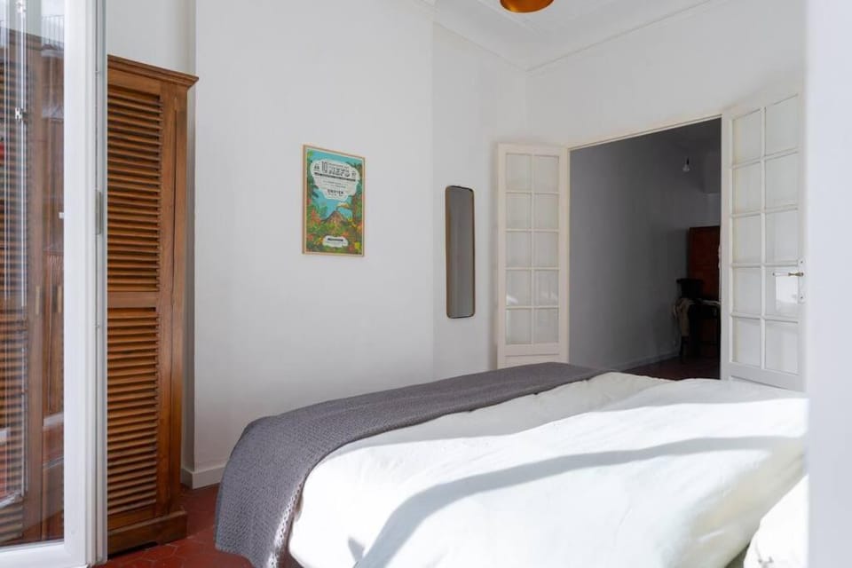 Superbe appart, central, petit balcon & vue Place Apartment in Marseille