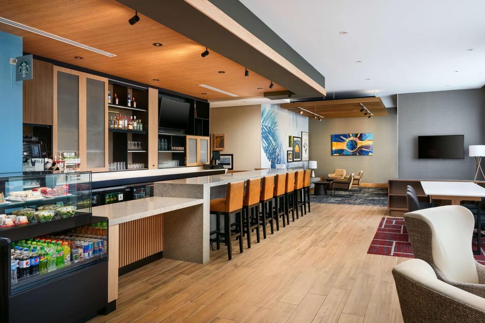 Restaurant/places to eat, Restaurant/places to eat, Lounge or bar