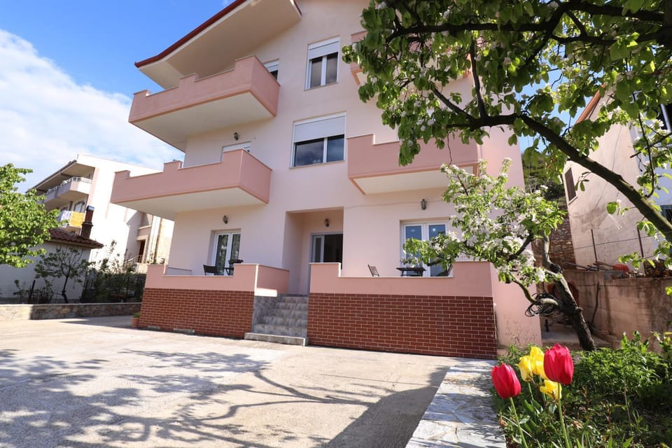 Property building, Spring, Day, Neighbourhood, Garden, Garden view, Street view