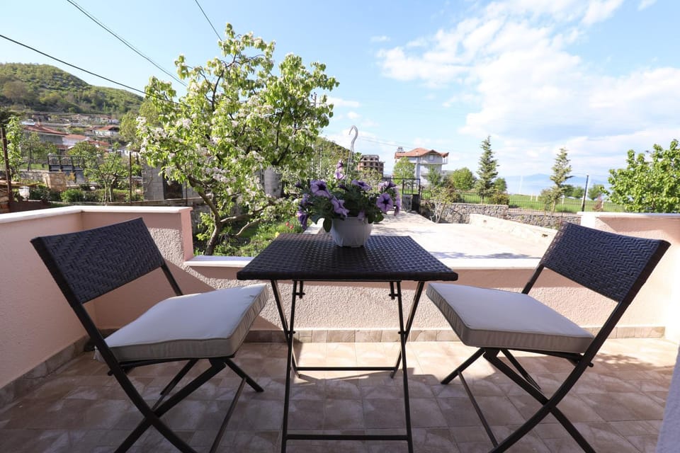 Patio, Day, Natural landscape, View (from property/room), Balcony/Terrace, Dining area, Mountain view