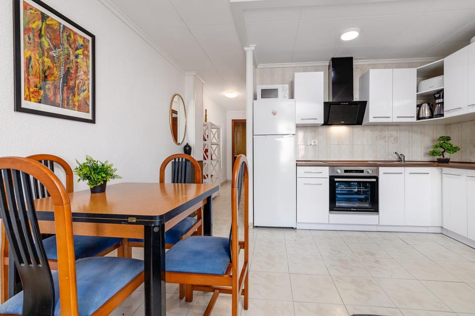 Kitchen or kitchenette, Living room, Seating area, Dining area