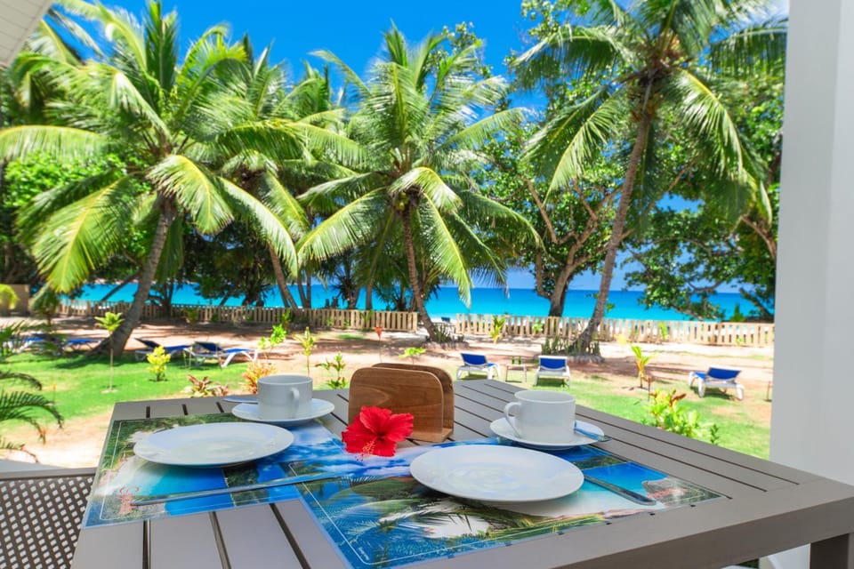 Dining area, Garden view, Sea view, sunbed
