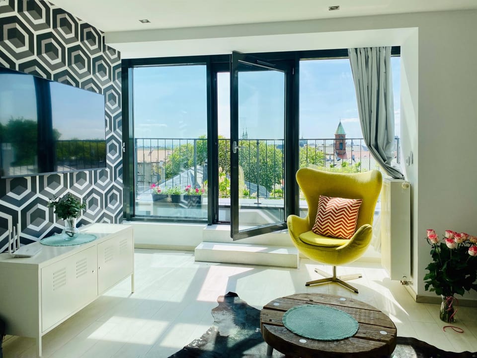 TV and multimedia, Living room, Seating area, City view