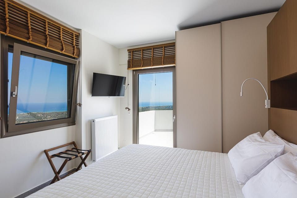 Bed, TV and multimedia, Photo of the whole room, Bedroom, Sea view