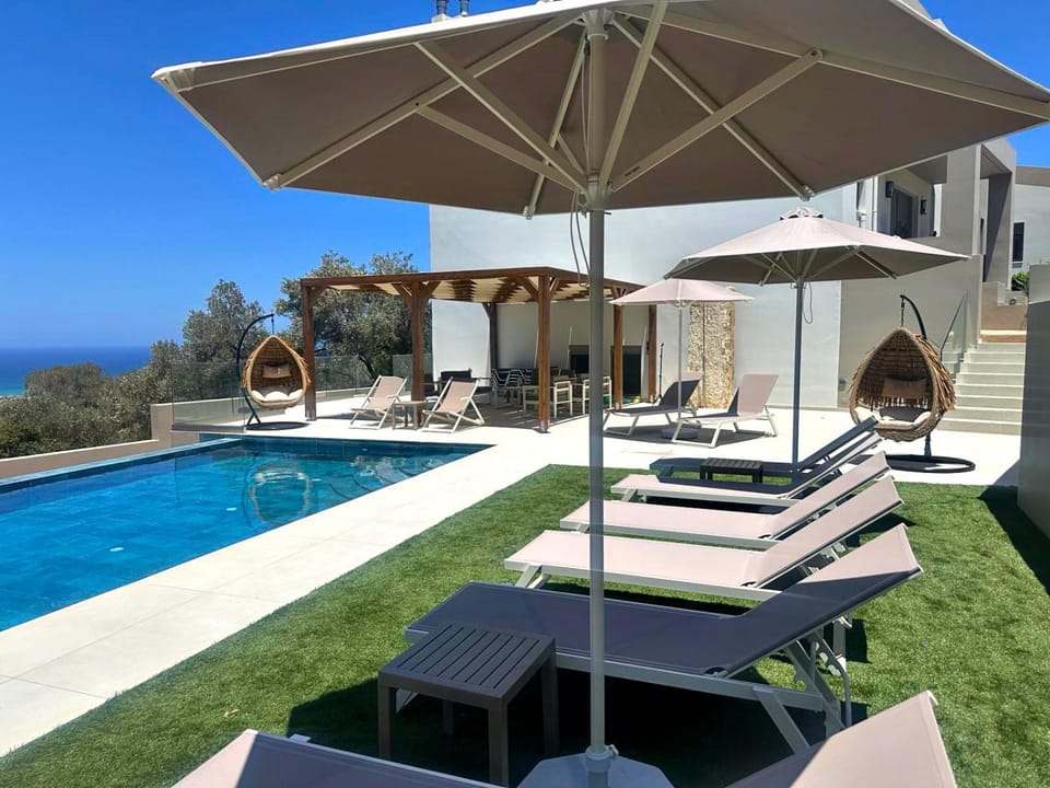 Shower, Day, Swimming pool, furniture, sunbed