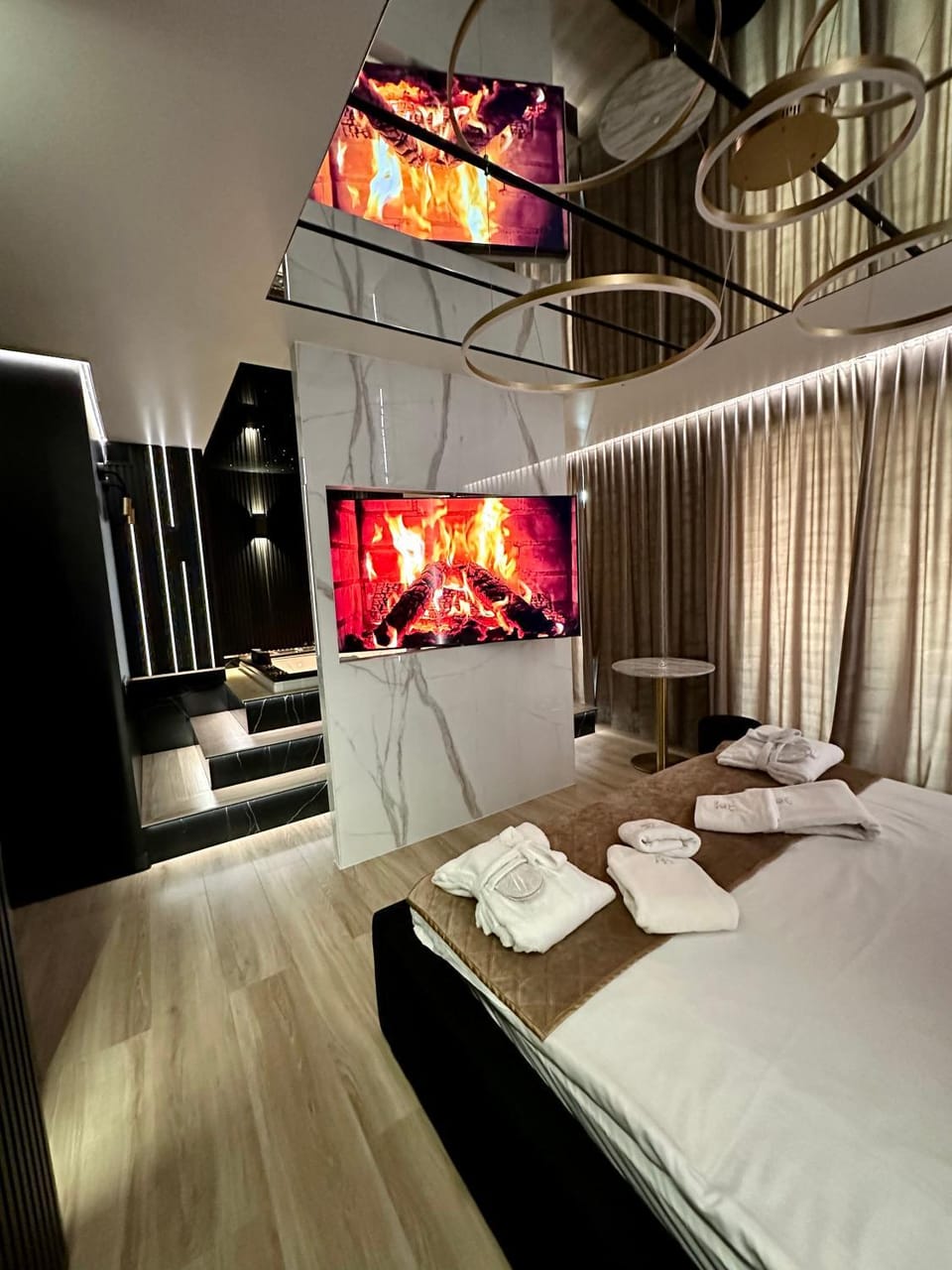Bed, TV and multimedia, Photo of the whole room, towels