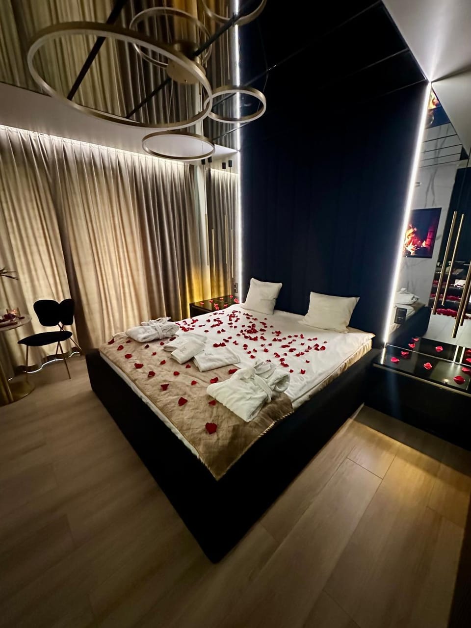 Bed, Bedroom, towels
