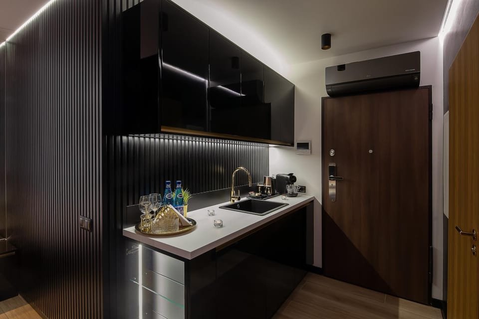 Kitchen or kitchenette, air conditioner