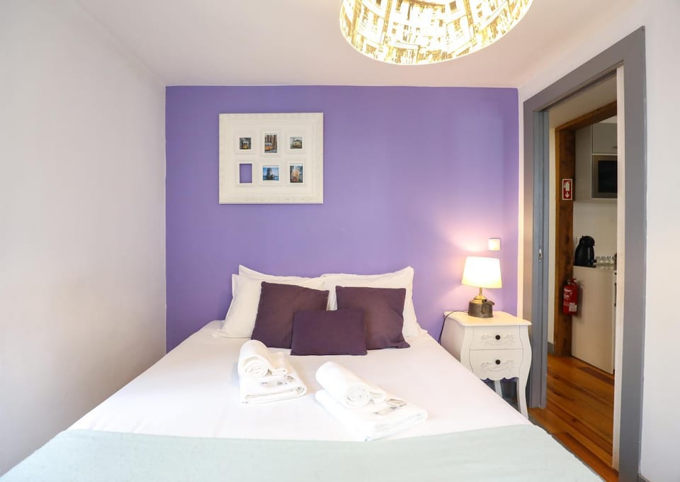 Bed, Photo of the whole room, Decorative detail, Bedroom, internet, towels
