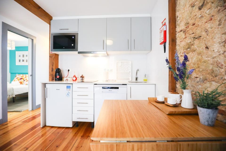 Coffee/tea facilities, Kitchen or kitchenette, Decorative detail, dishwasher, internet, stove, toaster