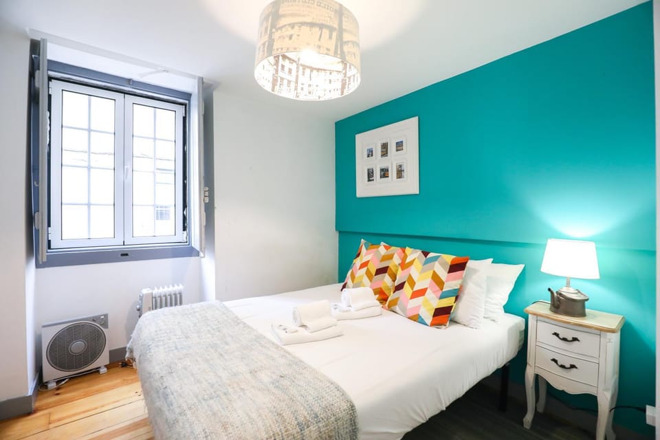 Bed, Photo of the whole room, Decorative detail, Bedroom, internet, towels