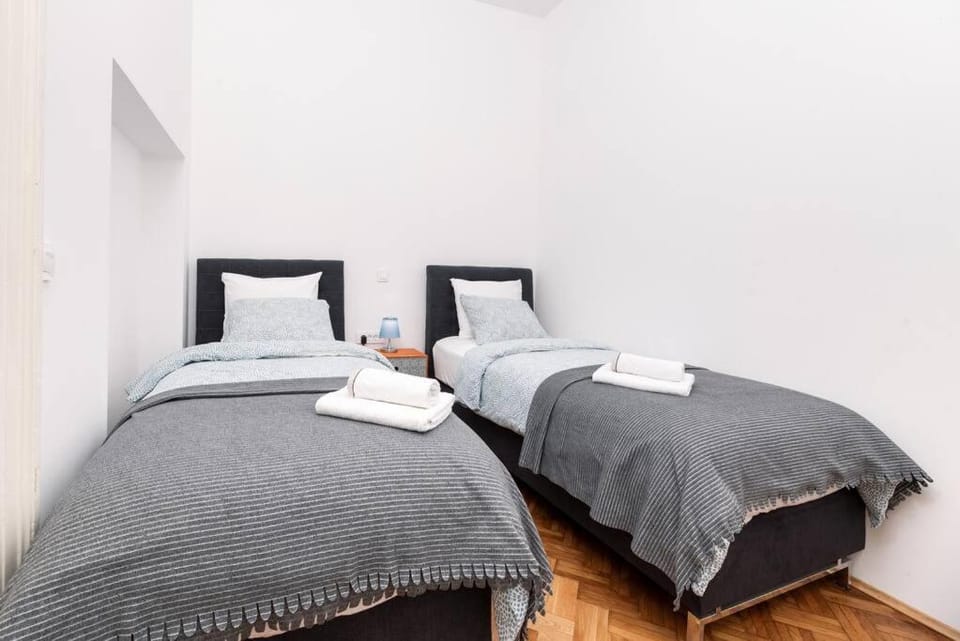 4-Bedroom apt 1 min from Bacvice beach Apartment in Split