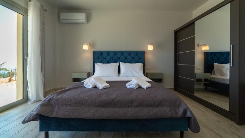 Bed, Bedroom, towels, air conditioner