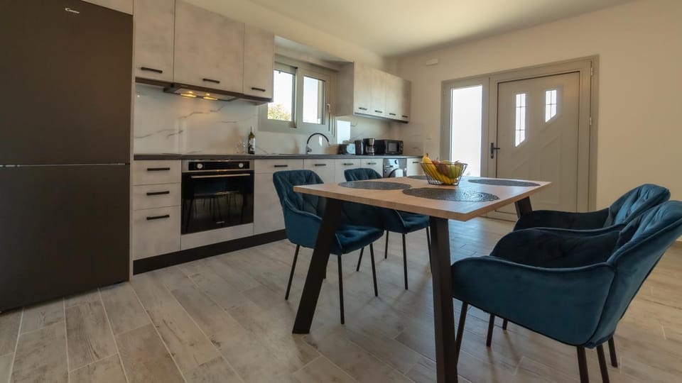 Coffee/tea facilities, Kitchen or kitchenette, Dining area, dishwasher, microwave, oven, stove