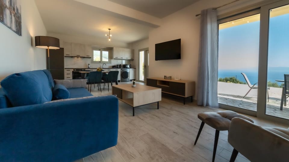 TV and multimedia, Kitchen or kitchenette, Living room, Seating area, Dining area