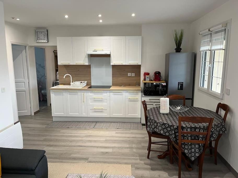 Kitchen or kitchenette, Dining area, minibar, stove