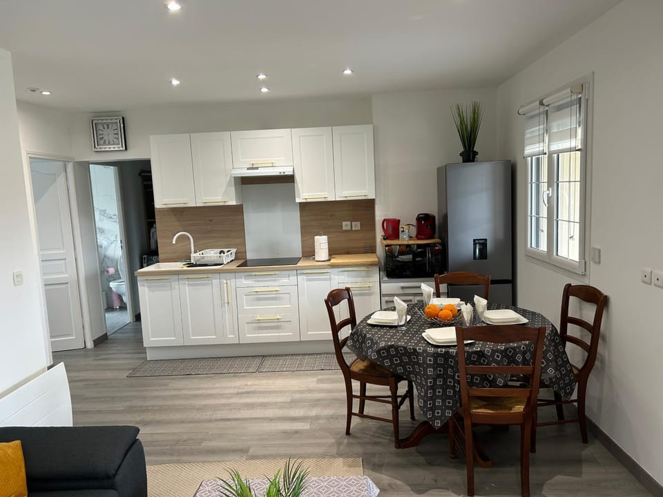 Kitchen or kitchenette, Dining area, minibar, stove